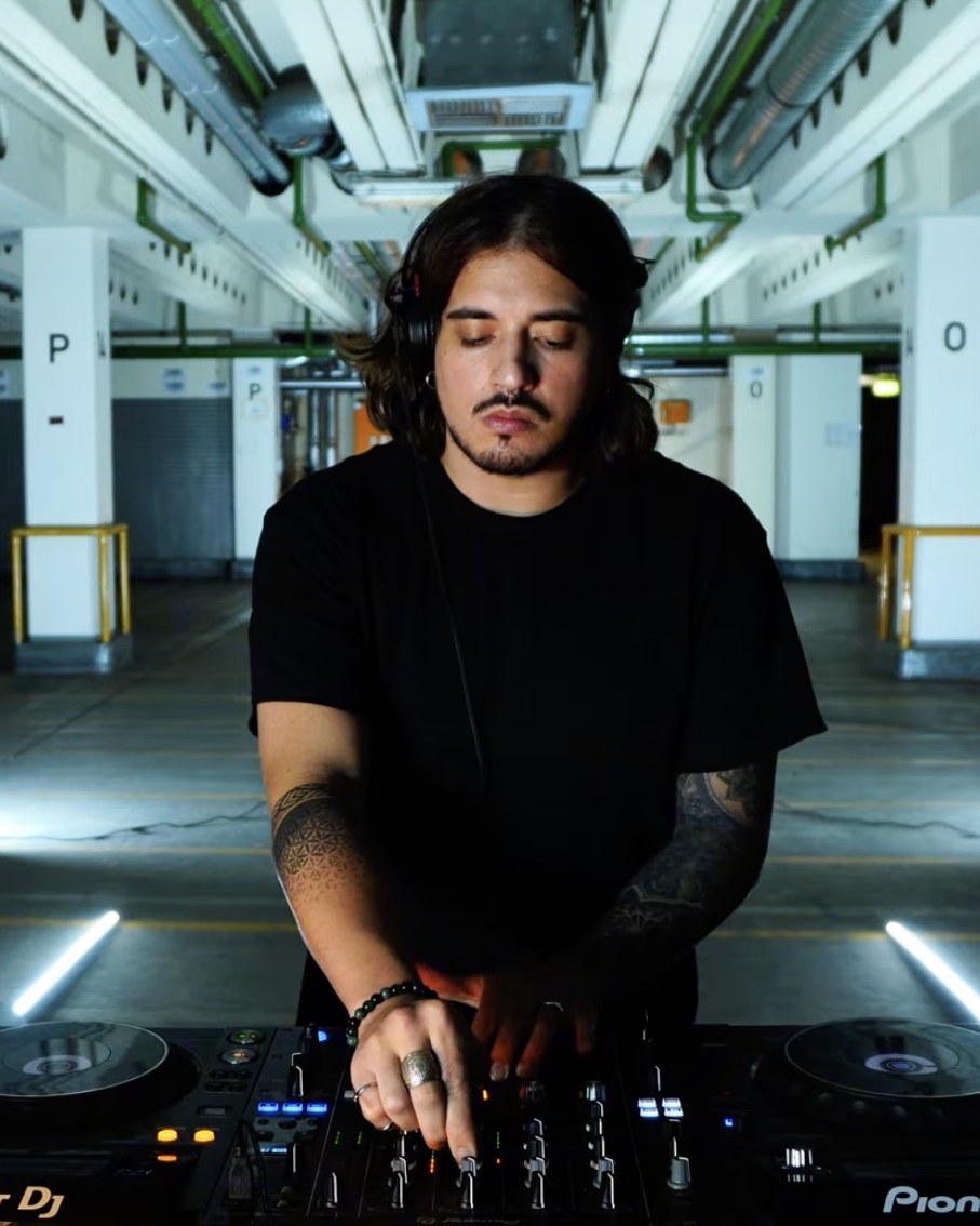 Kevin Ferhati playing a set for OVERGRID's Dim Lager series